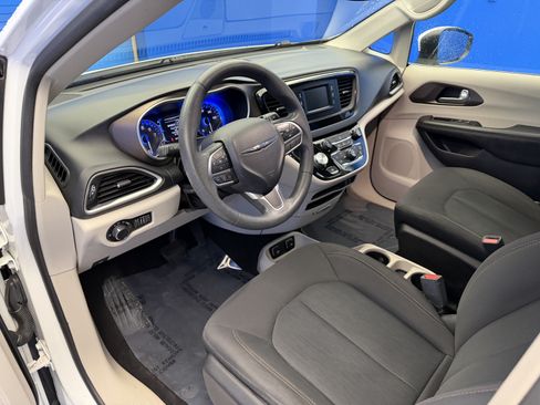 Used 2017 Chrysler Pacifica Touring FWD image 11