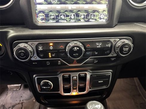 Used 2018 Jeep Wrangler Unlimited Sahara image 3