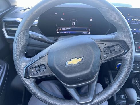 Used 2025 Chevrolet TrailBlazer LT AWD/4WD image 2