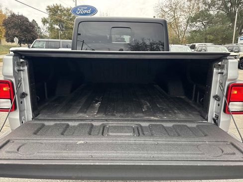 Used 2022 Jeep Gladiator Willys image 10