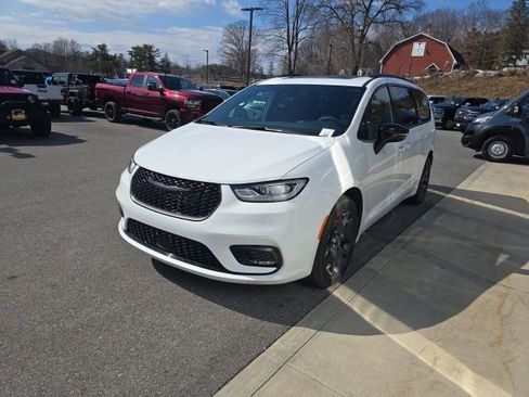 Used 2025 Chrysler Pacifica Limited w/ Trailer Tow Group image 3