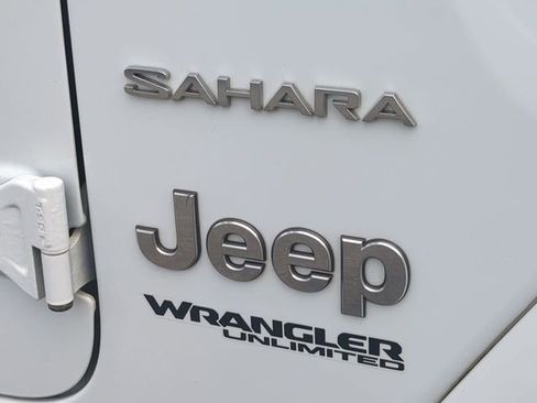 Used 2018 Jeep Wrangler Unlimited Sahara AWD/4WD image 13