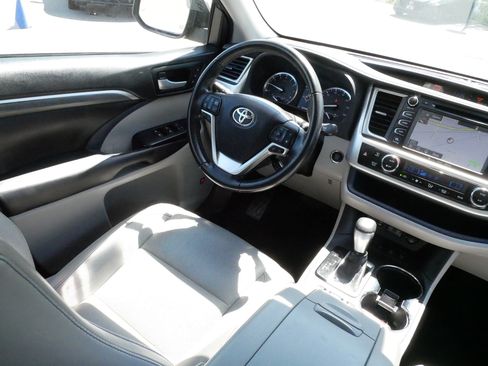 Used 2018 Toyota Highlander Limited AWD/4WD image 9