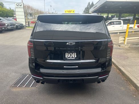 Used 2025 Chevrolet Suburban Z71 image 4
