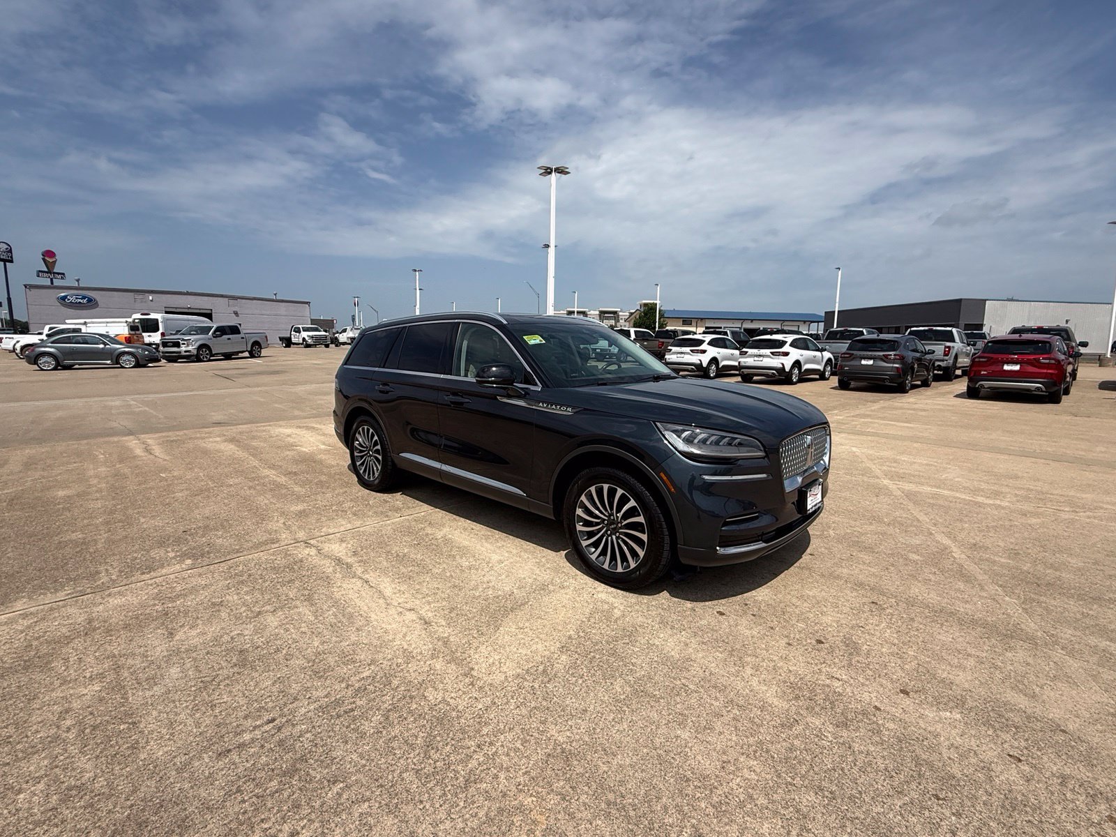Used 2023 Lincoln Aviator Reserve w/ Elements Package Plus AWD/4WD image 3