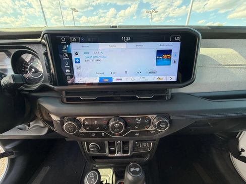 Used 2025 Jeep Wrangler Unlimited Sahara AWD/4WD image 19