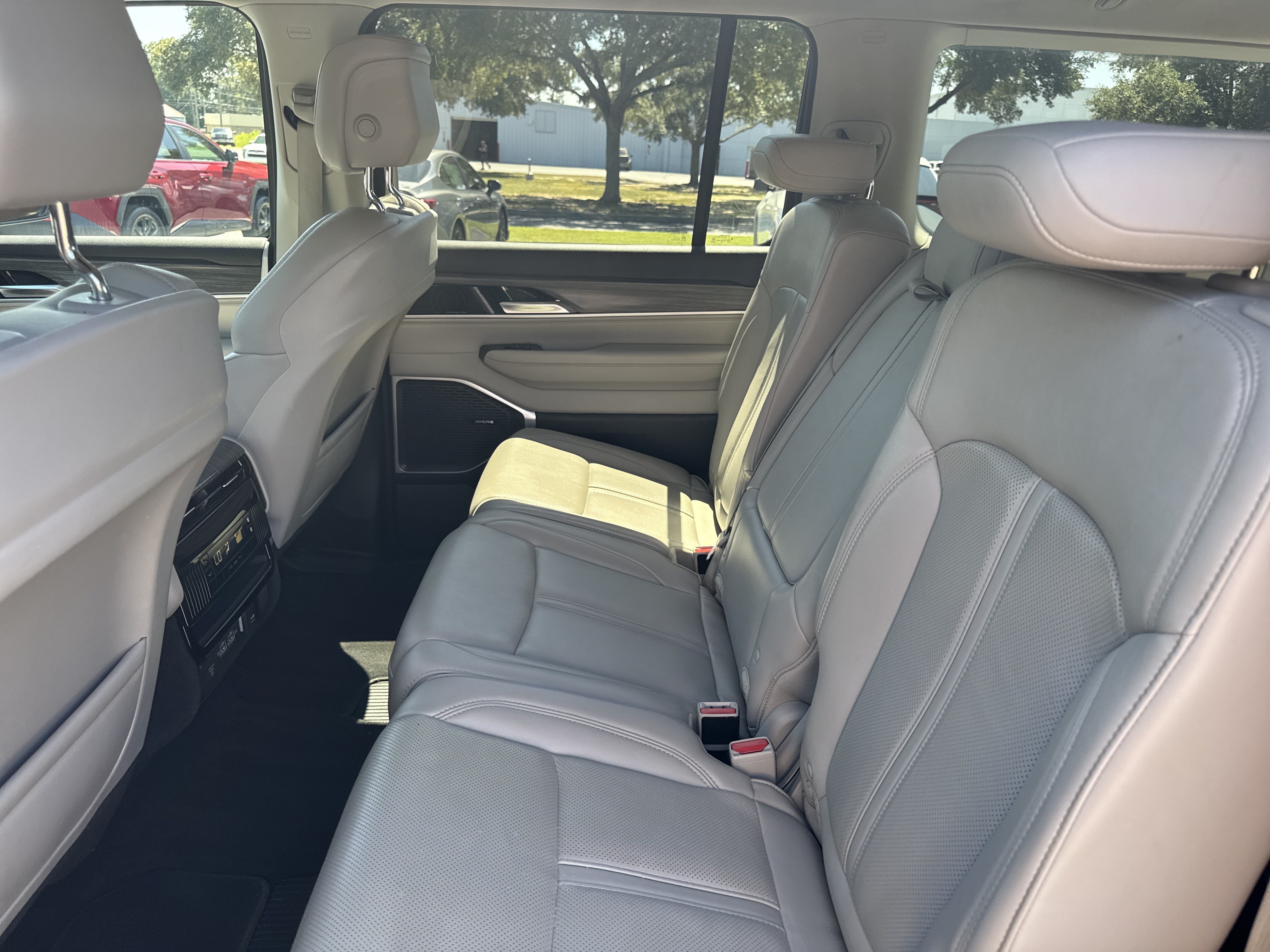 Used 2024 Jeep Wagoneer L Series II AWD/4WD image 23