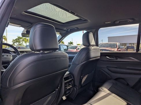 New 2025 Jeep Grand Cherokee Altitude image 9