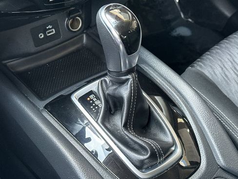 Used 2018 Nissan Rogue SV w/ Premium Package image 27