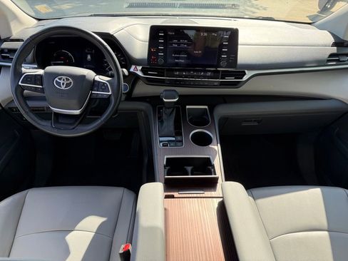Used 2022 Toyota Sienna XLE AWD/4WD image 11