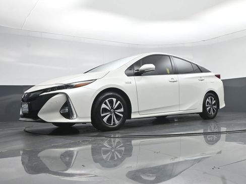 Used 2017 Toyota Prius Prime Advanced image 48