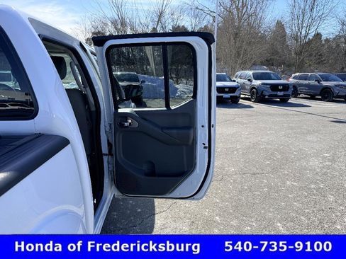 Used 2018 Nissan Frontier SV image 18