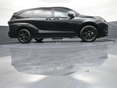 Certified 2026 Toyota Sienna XLE Woodland Edition AWD/4WD image 31
