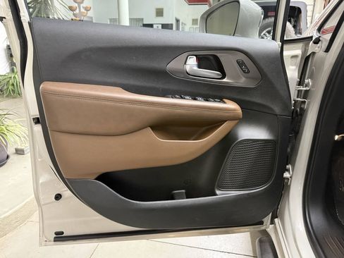 Used 2017 Chrysler Pacifica Limited w/ UConnect Theater Package FWD image 10
