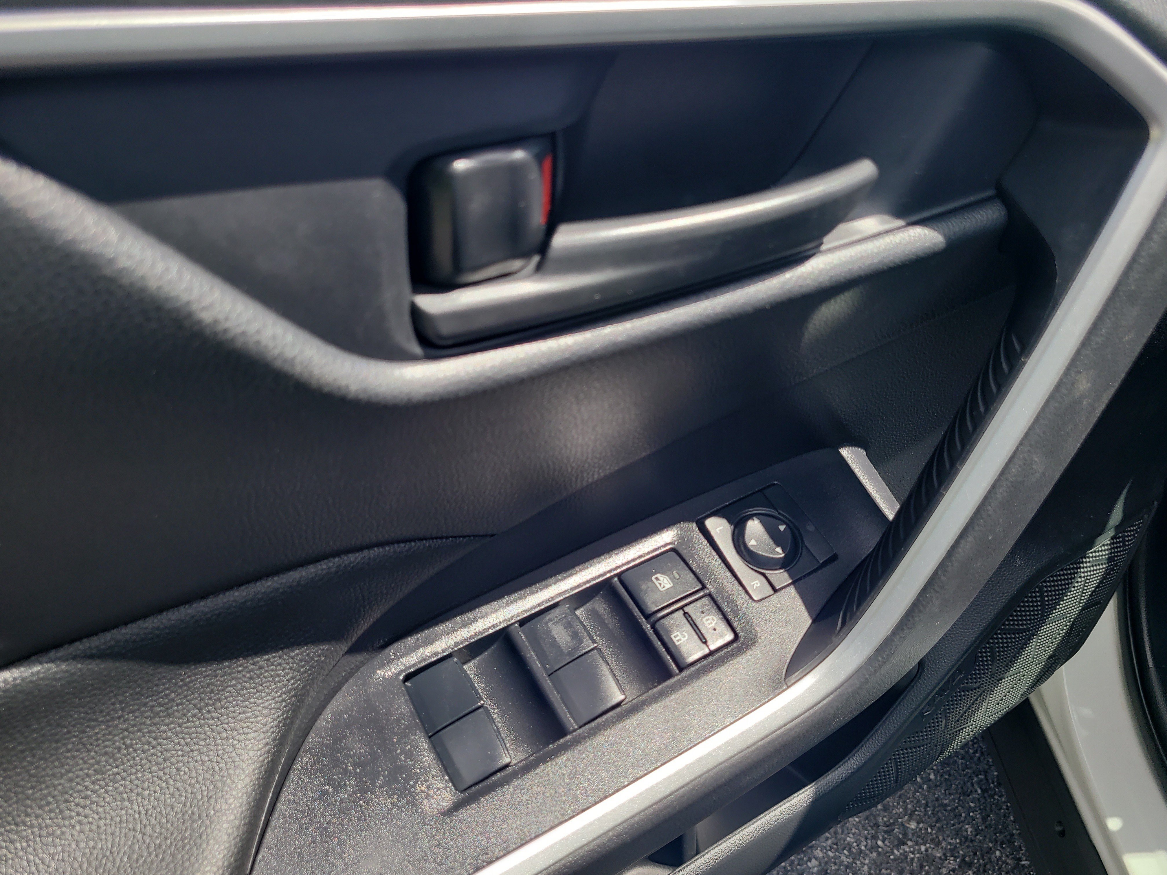 Certified 2025 Toyota RAV4 LE AWD/4WD image 17