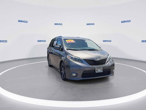 Used 2016 Toyota Sienna SE FWD image 2