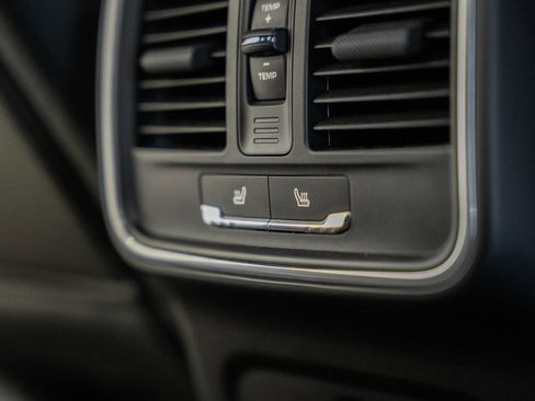 Used 2022 Porsche Macan AWD/4WD image 30