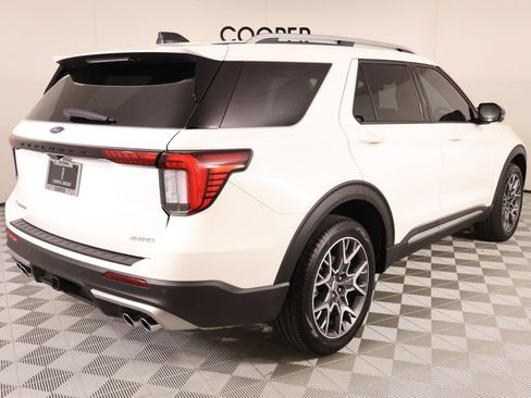 Used 2025 Ford Explorer Platinum w/ Ultimate Package AWD/4WD image 24
