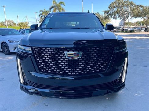 Used 2024 Cadillac Escalade Premium Luxury image 2