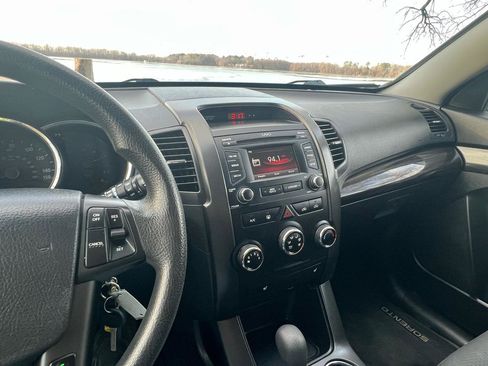 Used 2013 Kia Sorento LX w/ Convenience Pkg FWD image 32