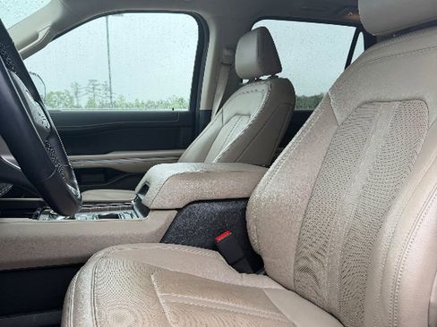 Used 2023 Ford Expedition Limited RWD image 3