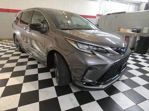 Used 2021 Toyota Sienna XSE image 3