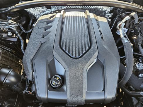 Certified 2025 Porsche Macan image 31