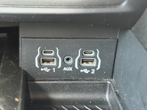 Certified 2025 Chrysler Pacifica Limited FWD image 31