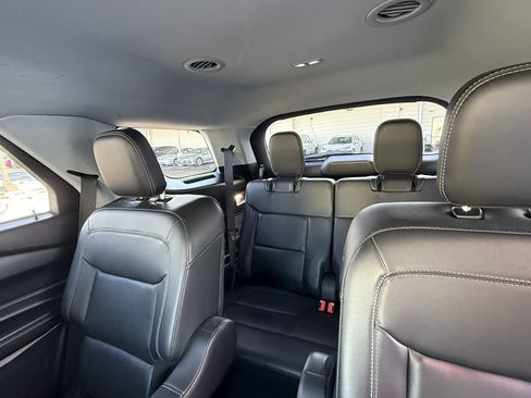 Used 2022 Ford Explorer XLT w/ Equipment Group 202A image 8