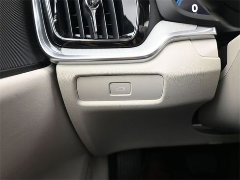 Used 2025 Volvo S60 B5 Plus image 27
