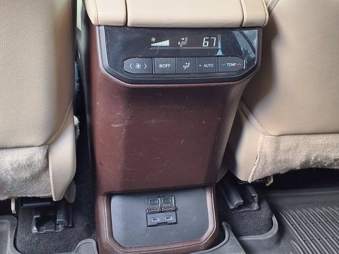 Used 2022 Toyota Highlander XLE FWD image 16