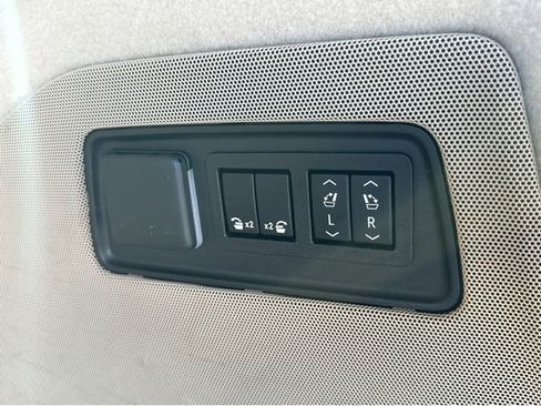 Used 2022 Cadillac Escalade Premium Luxury w/ Performance Package image 32