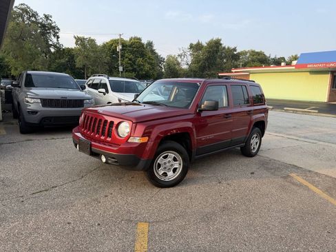 Used 2014 Jeep Patriot Sport FWD image 2