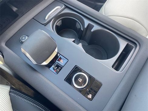 Used 2025 Land Rover Discovery Metropolitan Edition image 11