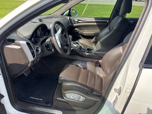 Used 2016 Porsche Cayenne Turbo AWD/4WD image 18