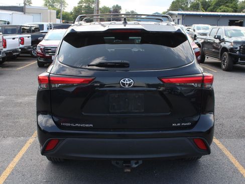 Used 2021 Toyota Highlander XLE AWD/4WD image 6