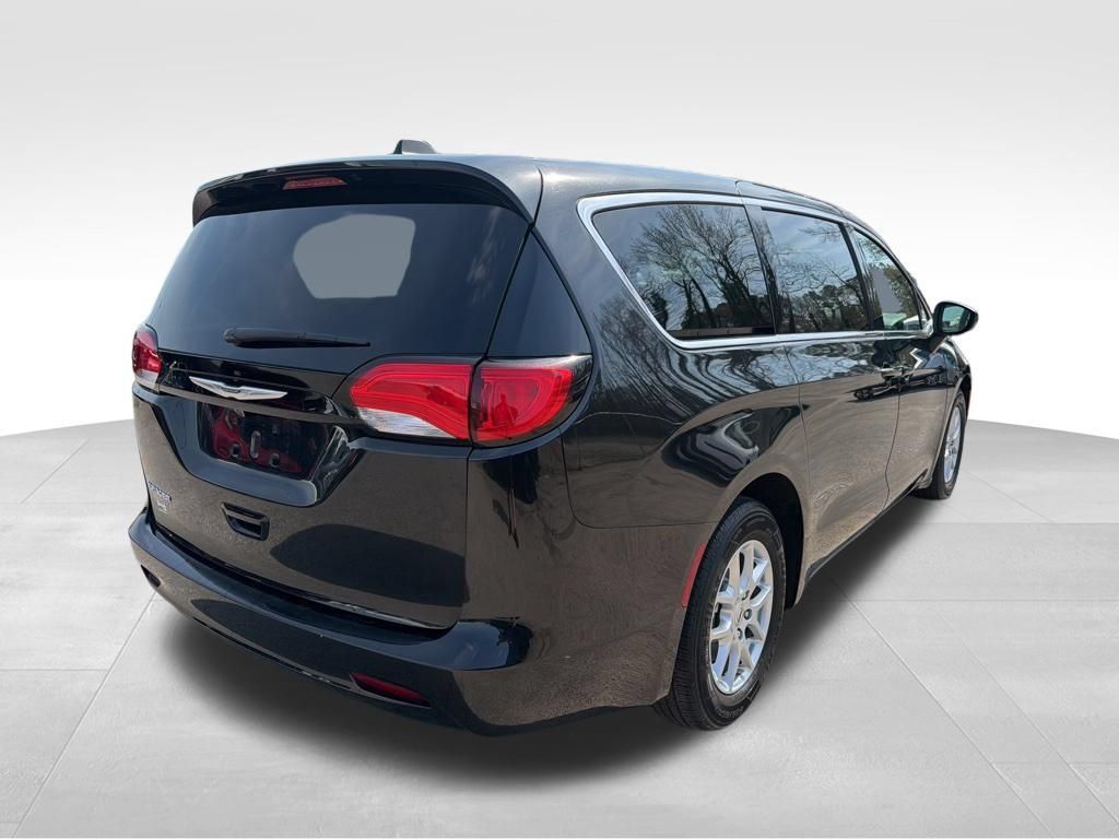 Used 2023 Chrysler Voyager LX FWD image 5