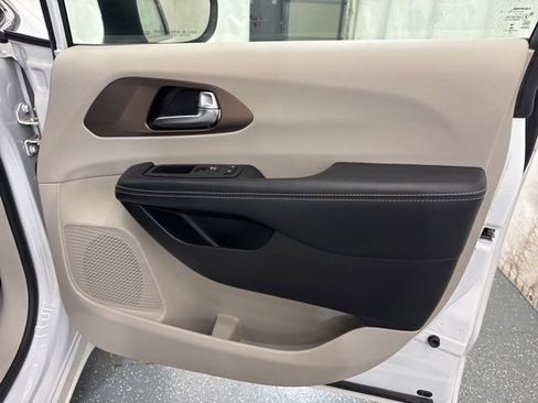 Used 2022 Chrysler Voyager LX FWD image 14