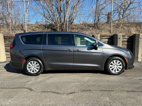 Used 2020 Chrysler Voyager L image 10
