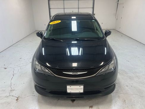 Used 2022 Chrysler Voyager LX image 7