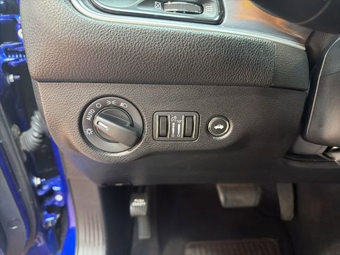 Used 2020 Dodge Challenger SXT RWD image 15