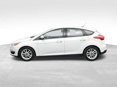Used 2018 Ford Focus SE FWD image 2