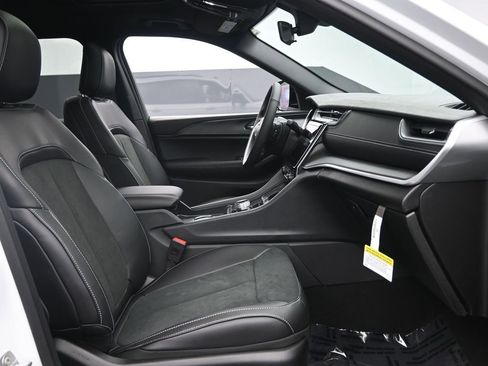 New 2025 Jeep Grand Cherokee L Altitude image 28