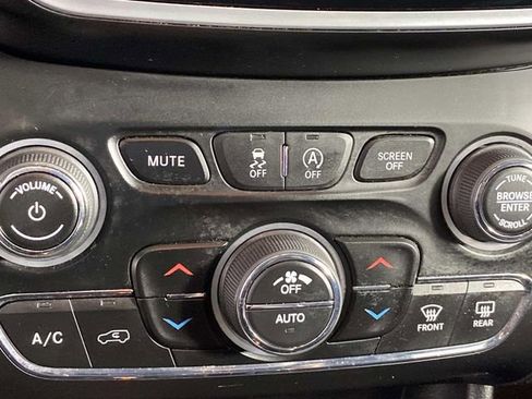 Used 2020 Jeep Cherokee Limited AWD/4WD image 20