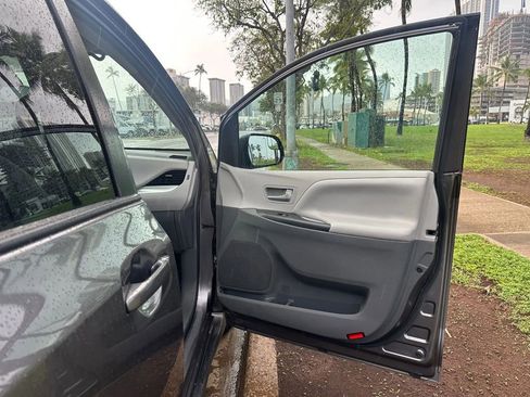 Used 2019 Toyota Sienna LE image 16