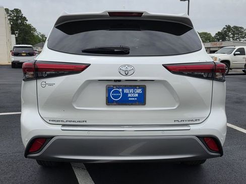 Used 2021 Toyota Highlander Platinum FWD image 5