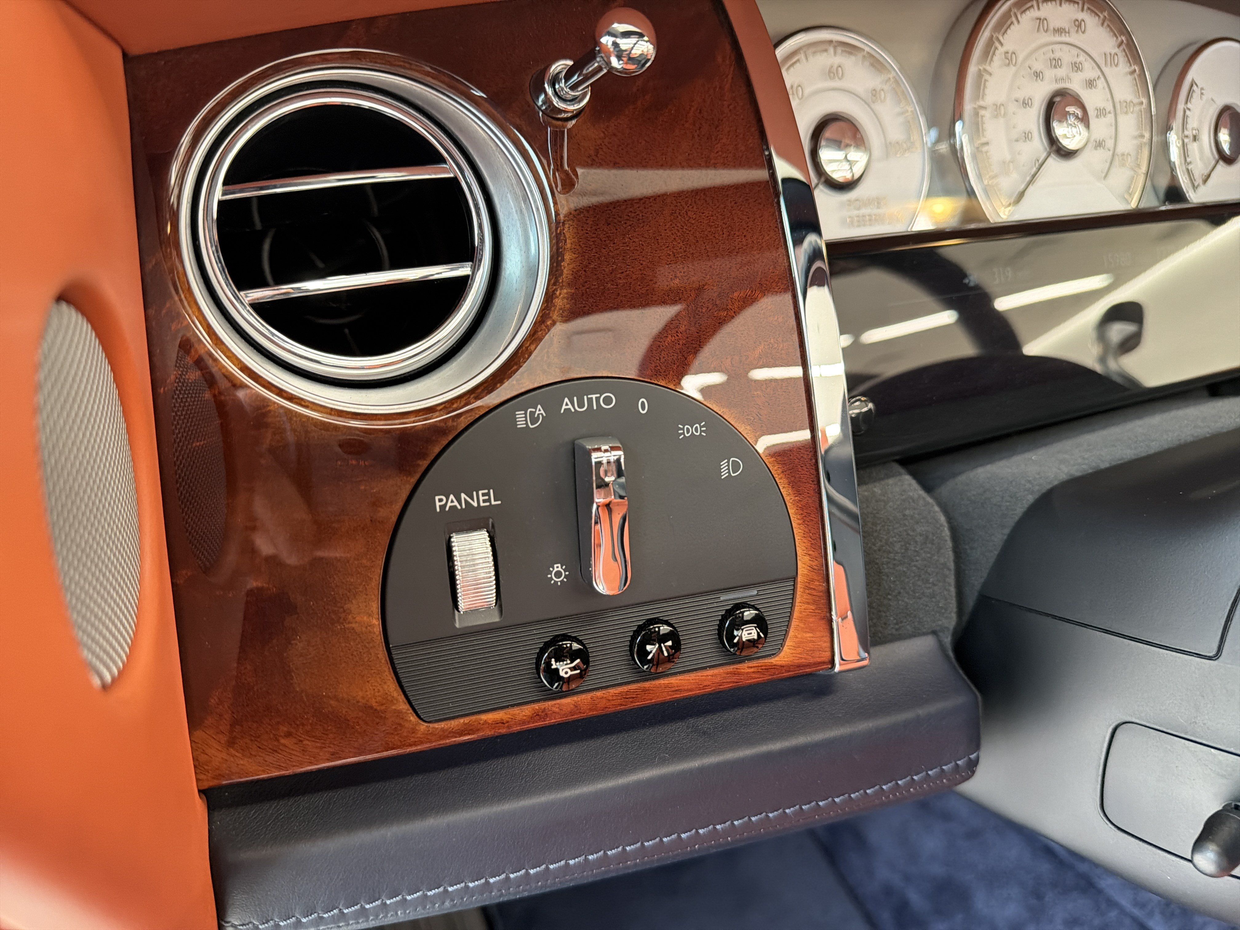 Certified 2018 Rolls-Royce Dawn RWD image 35
