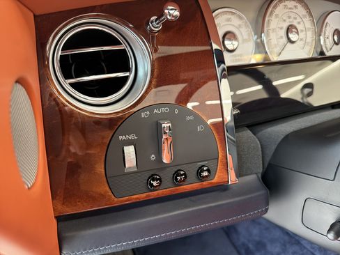 Certified 2018 Rolls-Royce Dawn RWD image 35