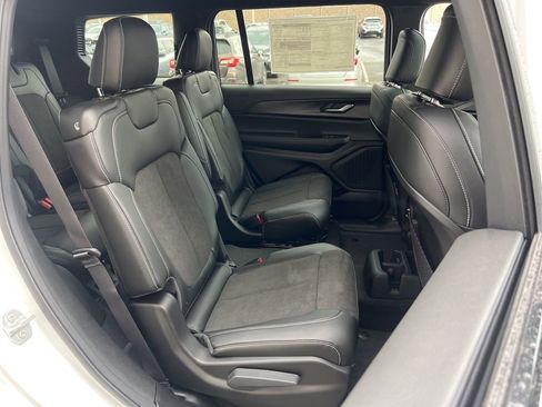 New 2025 Jeep Grand Cherokee L Altitude image 24
