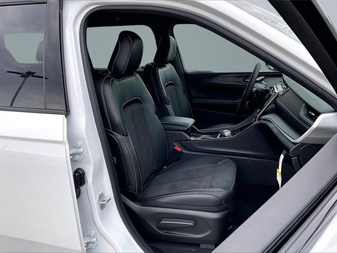 New 2025 Jeep Grand Cherokee L Altitude image 9